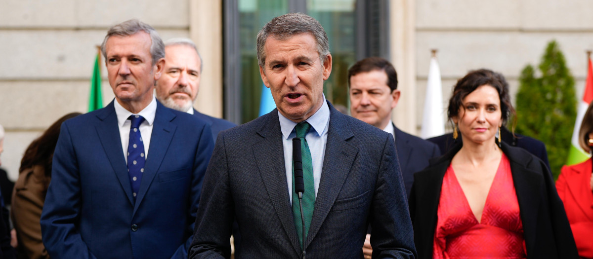 Alberto Núñez Feijóo rodeado de barones del PP