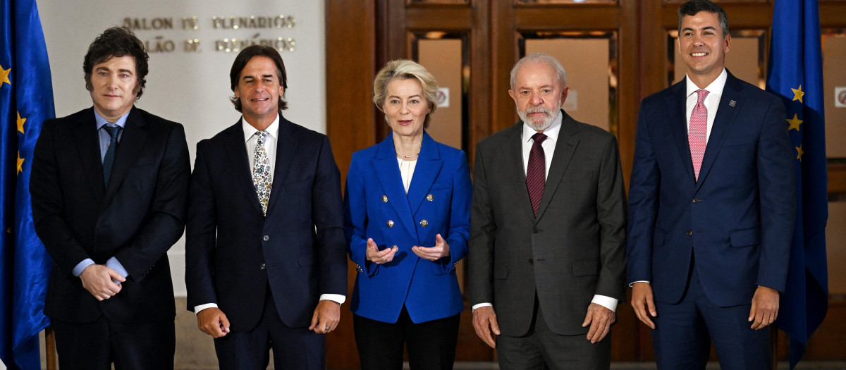 Javier Milei, (presidente de Argentina); Luis Lacalle Pou, (presidente de Uruguay); Ursula von der Leyen (presidenta de la Comisión Europea); Lula da Silva (presidente de Brasil); y Santiago Pena (presidente de Paraguay)