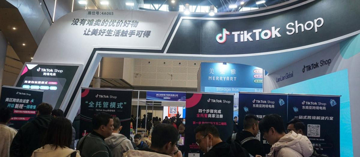 La gente visita un stand de TikTok Shop