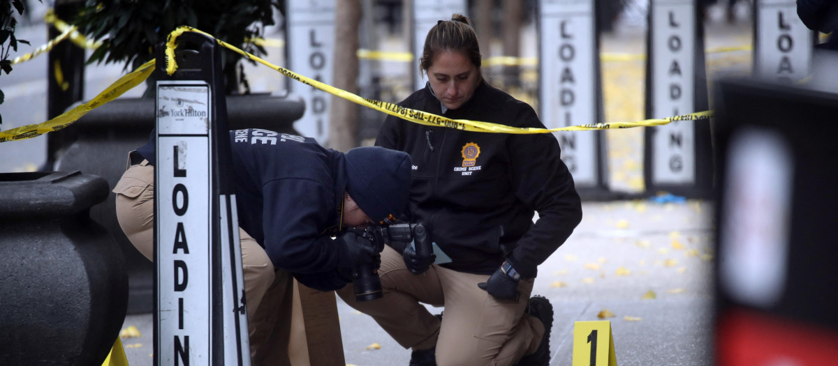 La Policía investiga la escena del crimen tras el asesinato de Thompson