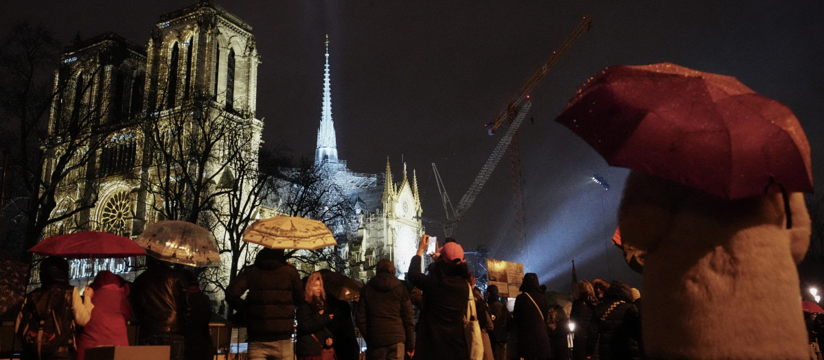 La catedral de Notre Dame, iluminada durante su reapertura
