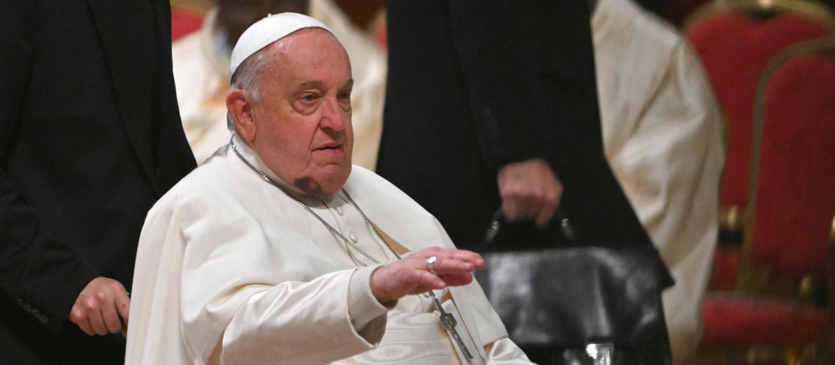 El Papa Francisco, ayer, en su llegada para presidir una misa con los nuevos cardenales en la basílica de San Pedro en El Vaticano