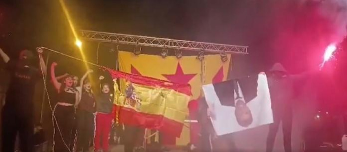 Miembros de Arran queman una bandera de España y una imagen de Mazón boca abajo