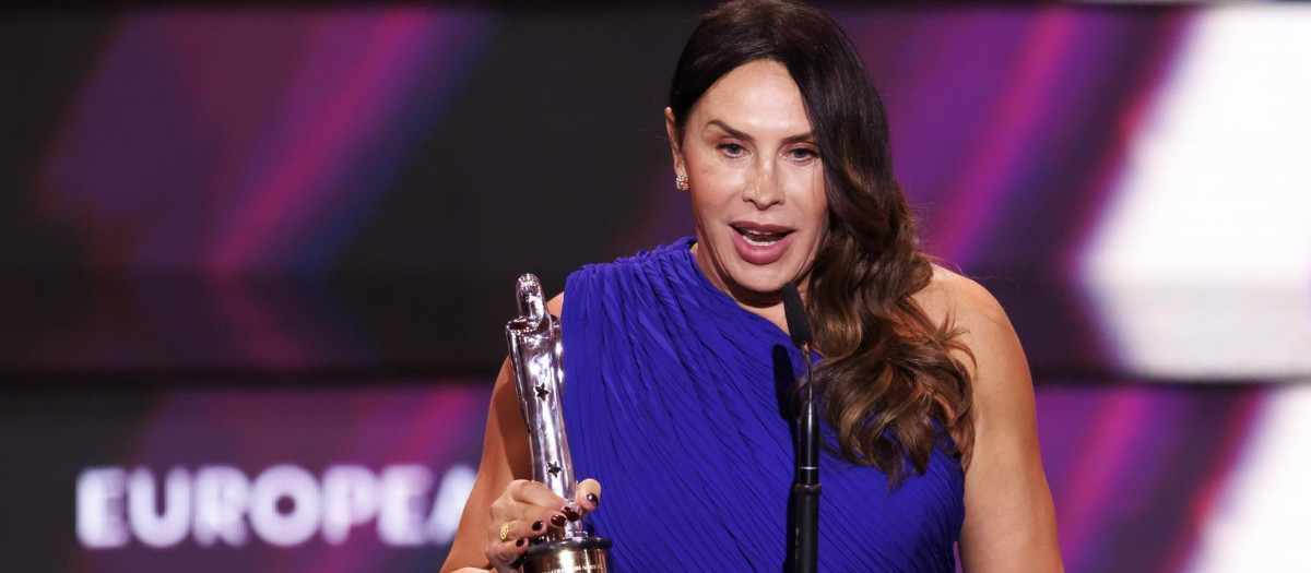 Karla Sofía Gascón, con el galardón a la mejor actriz en los Premios del Cine Europeo