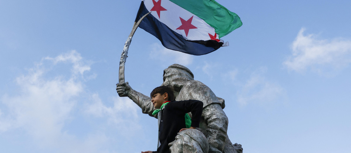 Ciudadanos sirios celebran la caída del régimen de Bashar Al Asad