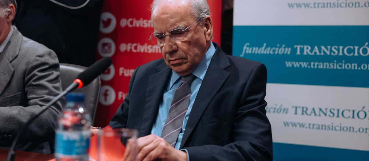 El exvicepresidente del Gobierno Alfonso Guerra, durante el acto de presentación del libro 'En defensa de la transición', de Teresa Freixes