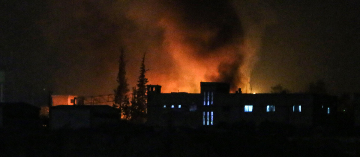 El humo se eleva en las afueras de la capital siria, Damasco, tras los ataques aéreos israelíes