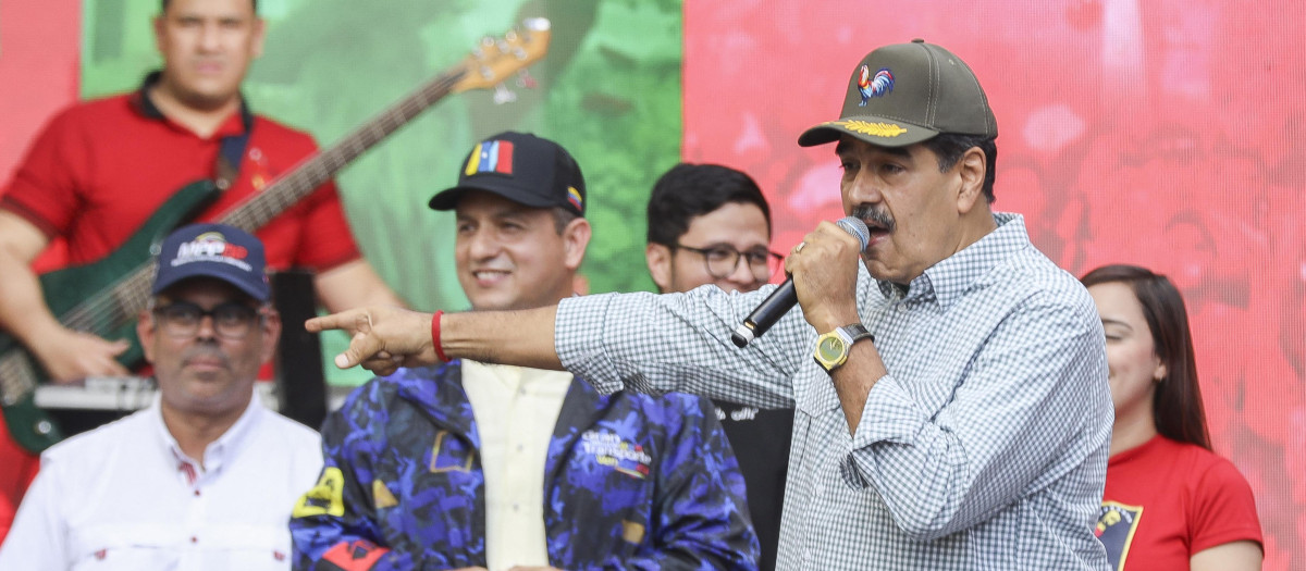 El presidente de Venezuela, Nicolás Maduro, habla con sus partidarios durante un mitin en Caracas