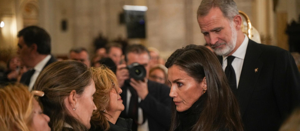 Los Reyes Felipe VI y Letizia saludan a los familiares de las víctimas tras la misa funeral por los fallecidos en la DANA