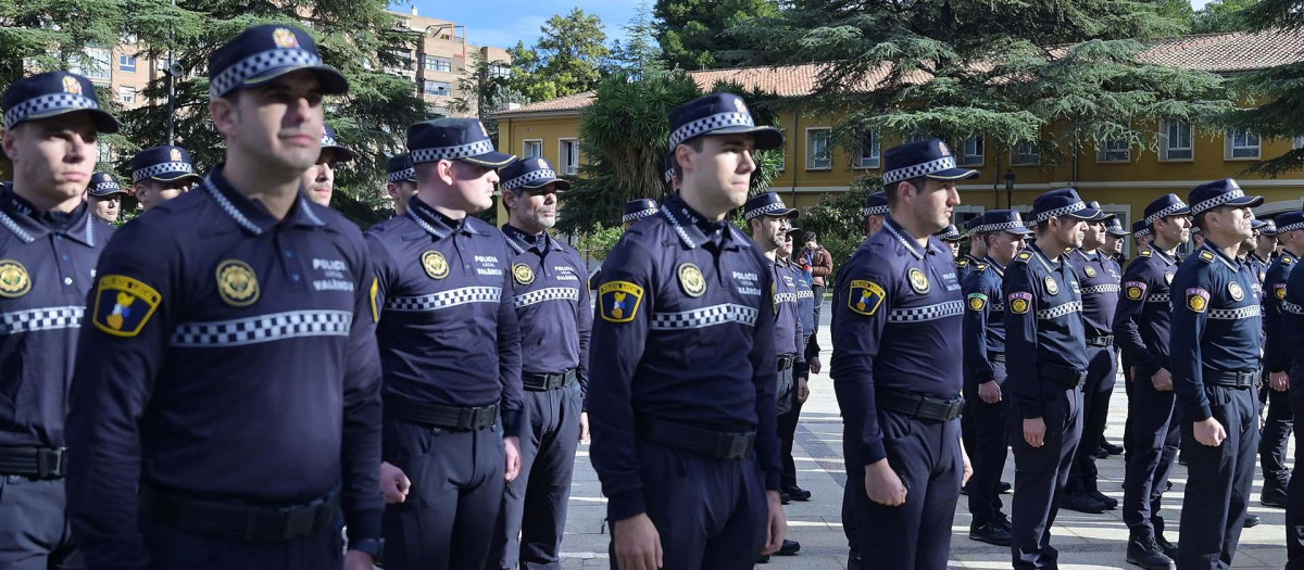 La alcaldesa de Valencia, María José Catalá, presenta a más de 200 nuevos agentes de la Policía Local.