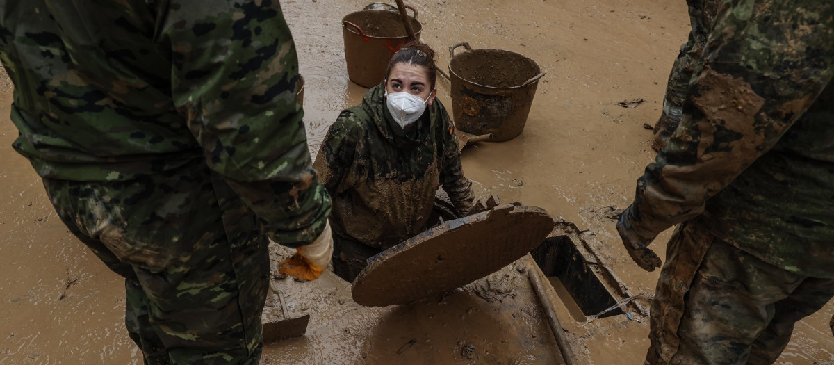 Militares trabajan para desatascar las alcantarillas, a 13 de noviembre de 2024, en Paiporta, Valencia, Comunidad Valenciana (España)