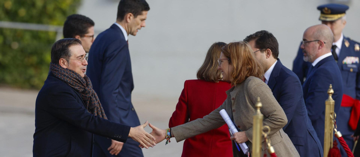 El ministro de Exteriores, José Manuel Albares (i), a su llegada al pabellón de Estado de la T4, para la despedida oficial a los Reyes