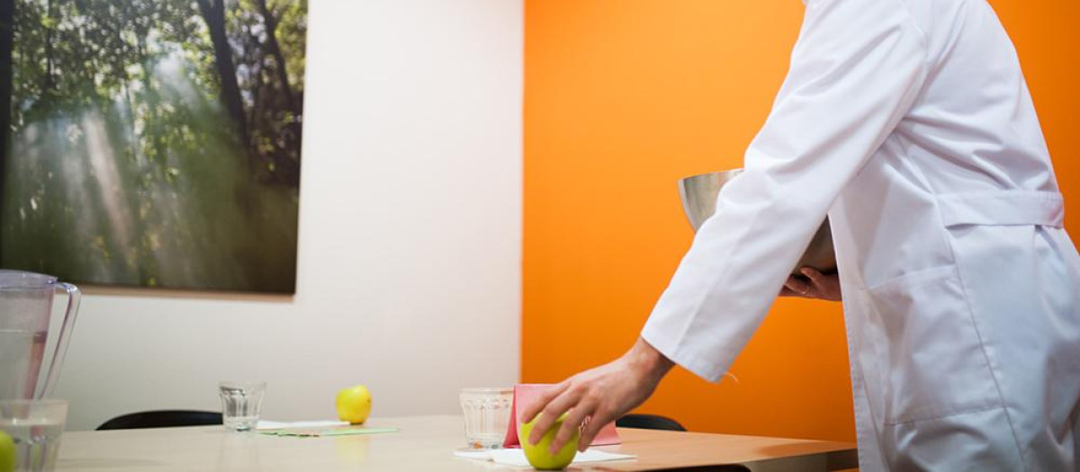 Uno de los enfermeros poniendo la mesa a los pacientes de la Unidad de Trastornos de Conducta Alimentaria de Granada