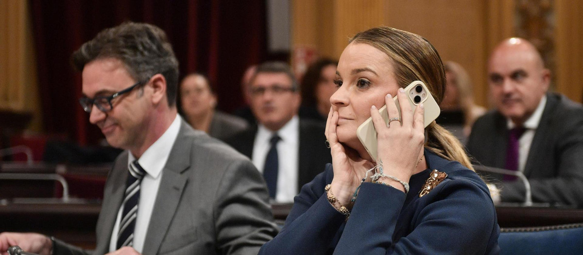 La presidenta de Baleares, Marga Prohens, y el vicepresidente Antoni Costa, durante el pleno del Parlamento este martes