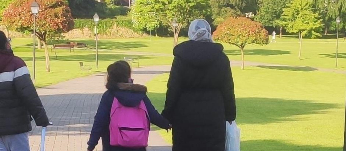 Niños que van al colegio en Oviedo con su madre,, comunidad musulmana