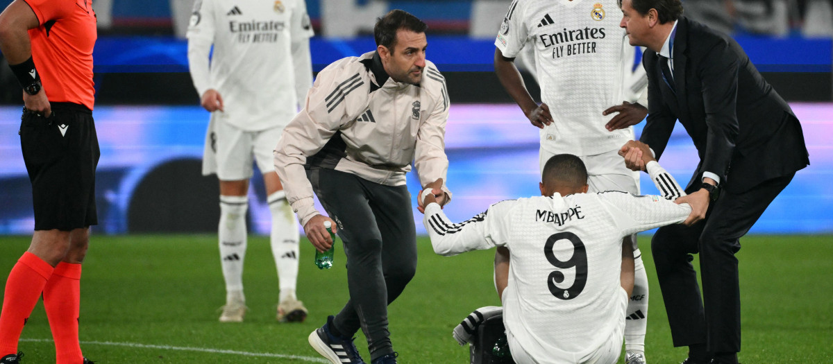Kylian Mbappé se marchó lesionado en el 35