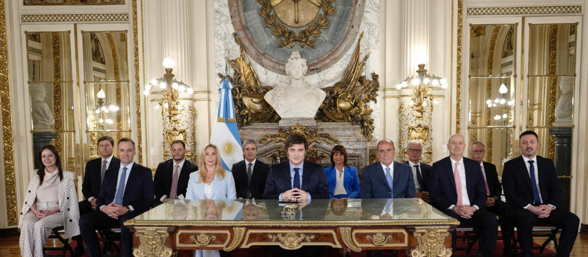 El presidente de Argentina, Javier Milei, rodeado de su gabinete en el discurso nacional en el aniversario de su primer año en el poder