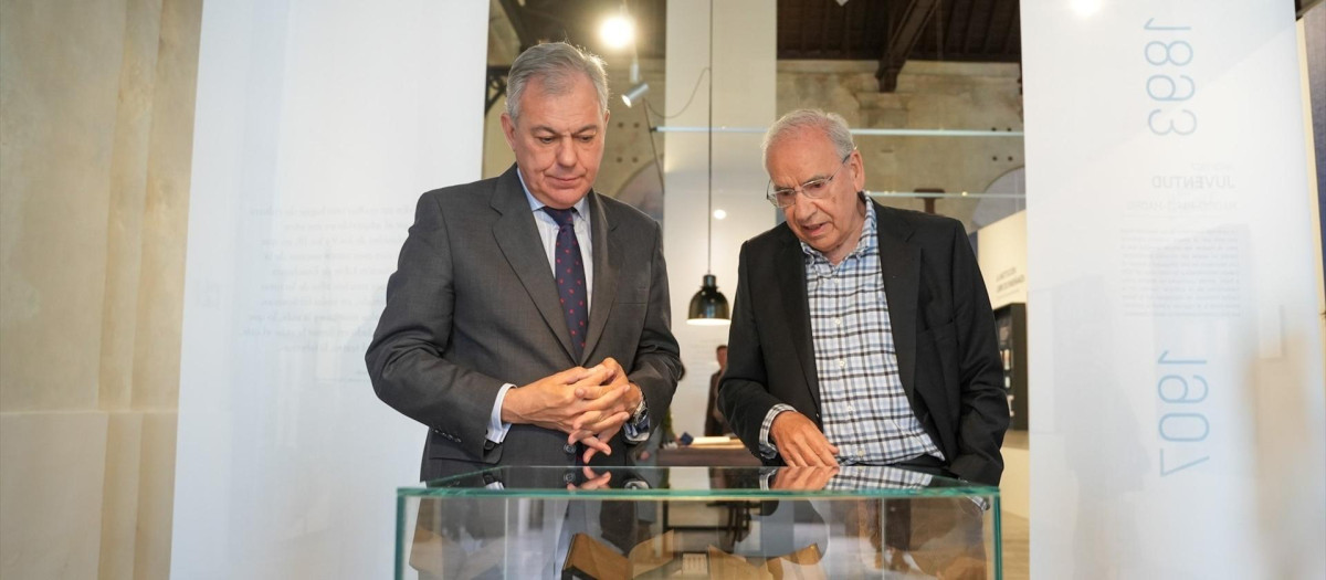 El alcalde de Sevilla, junto al comisario de la muestra de los hermanos Machado en la Fábrica de Artillería.
REMITIDA / HANDOUT por AYTO.DE SEVILLA
Fotografía remitida a medios de comunicación exclusivamente para ilustrar la noticia a la que hace referencia la imagen, y citando la procedencia de la imagen en la firma
04/12/2024