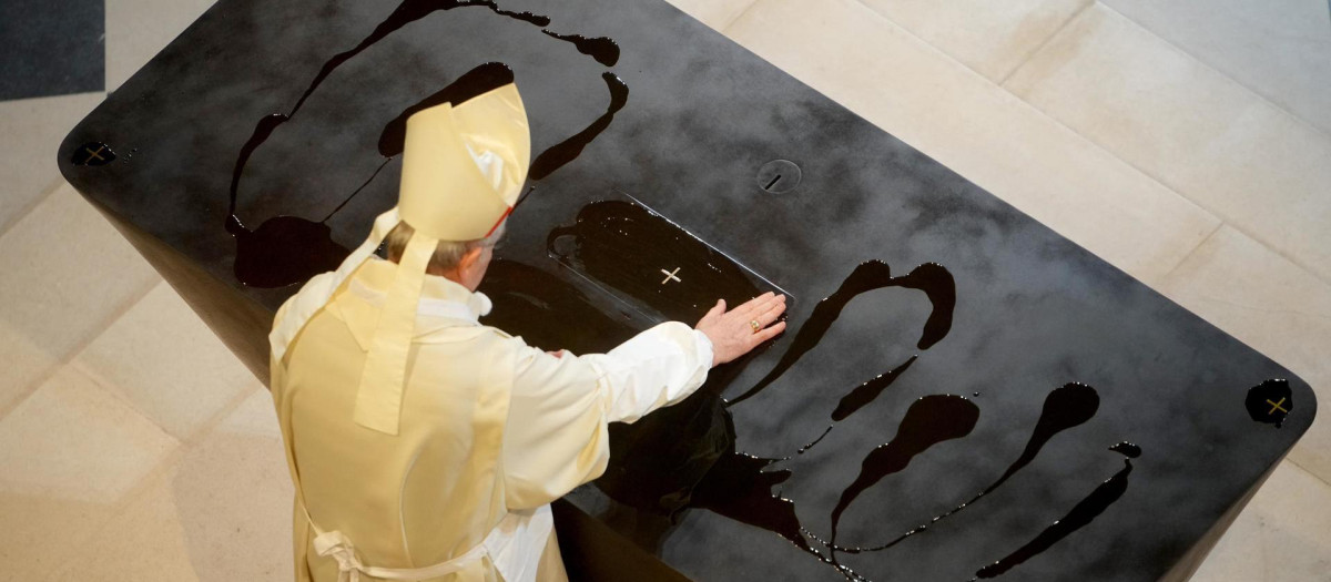 El arzobispo de París consagra el altar con aceite de origen español