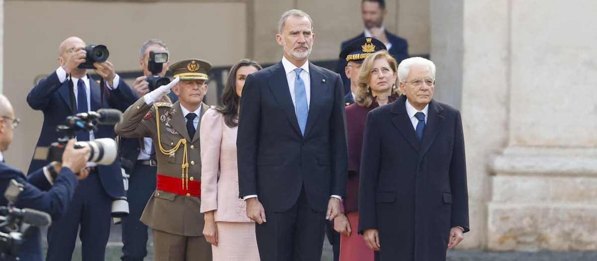 Los Reyes con el presidente de Italia y su hija, Laura, en el Palacio del Quirinal