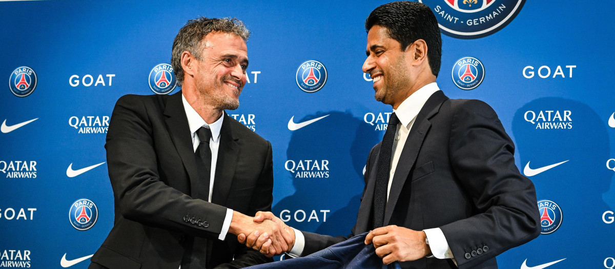 Nasser Al-Khelaifi y Luis Enrique durante su presentación como nuevo entrenador del PSG en julio de 2023