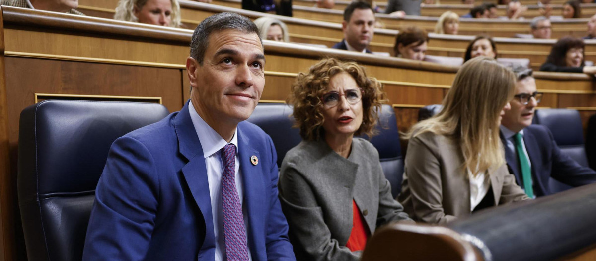 El presidente del Gobierno, Pedro Sánchez, y la vicepresidenta primera, María Jesús Montero, en la sesión de control
