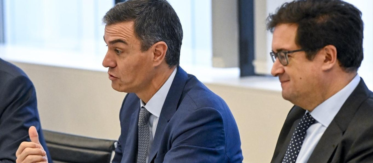 El presidente del Gobierno, Pedro Sánchez, y el ministro para la Transformación Digital, Óscar López