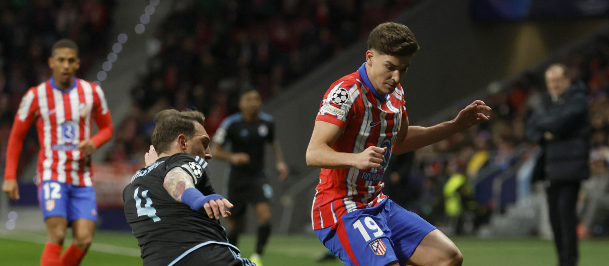Julián Álvarez intenta llevarse un balón ante Kashia