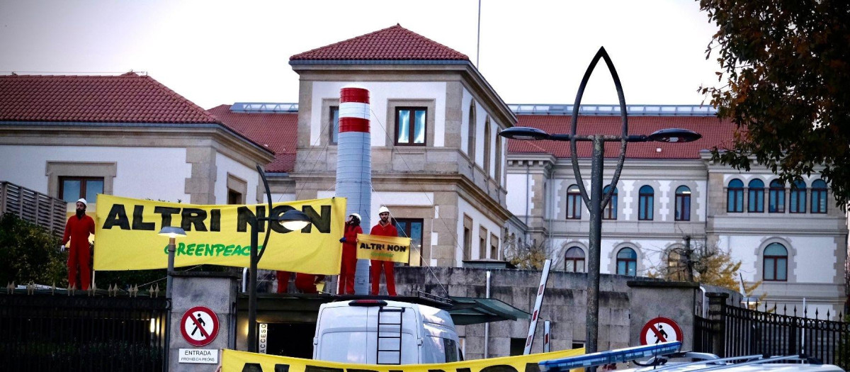 Protesta de activistas de Greenpeace contra Altri ante la sede de la Xunta en San Caetano, Santiago de Compostela