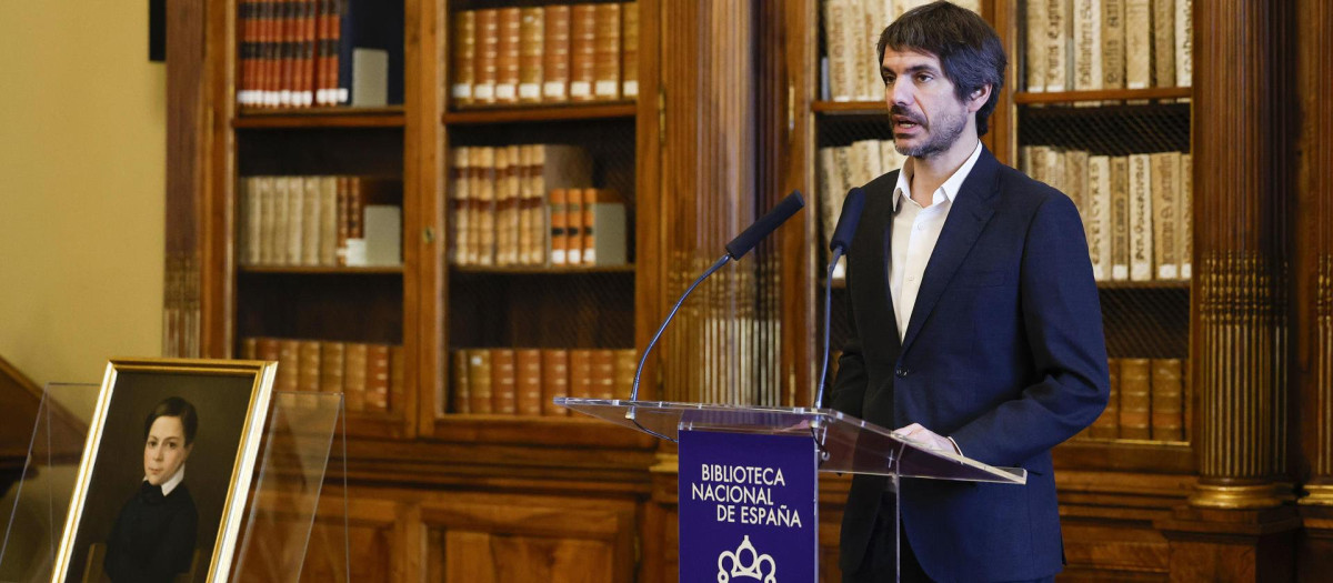 El ministro de Cultura, Ernest Urtasun, interviene durante el acto en el que este jueves el Ministerio de Cultura ha restituido a sus legítimos propietarios obras incautadas por el franquismo, el primero del departamento que dirige Urtasun tras publicar el pasado mes de junio un inventario de bienes para dar cumplimiento a la Ley de Memoria Democrática y que ha tenido lugar en la sala del Patronato de la Biblioteca Nacional. Juto a él, el lienzo 'Don Francisco Giner de los Ríos, niño', pintado por Manuel Ojeda y Siles, que ha sido devuelto a la fundación que lleva el nombre del pedagogo y filósofo.  EFE/ J.P.Gandul