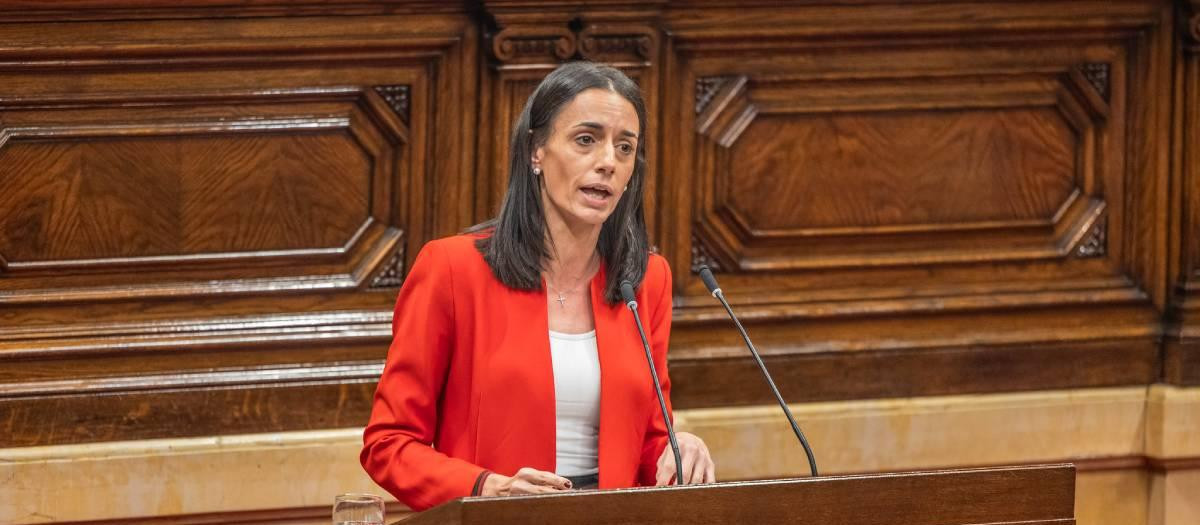 La diputada de Vox Mónica Lora defendiendo la moción en el hemiciclo