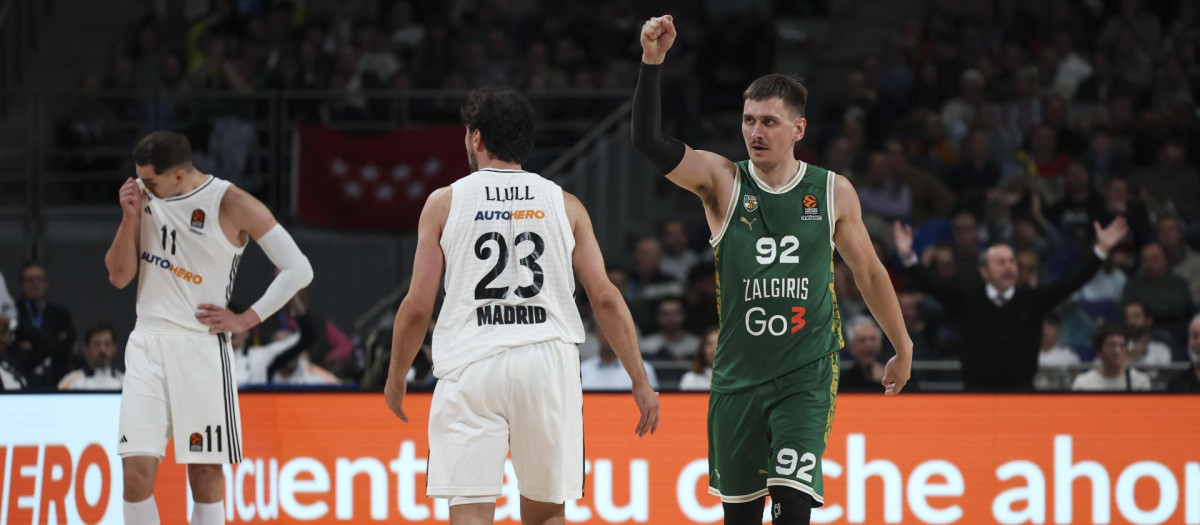 El alero del Zalgiris Edgaras Ulanovas celebra una acción ante Sergio Llull y Mario Hezonja, del Real Madrid