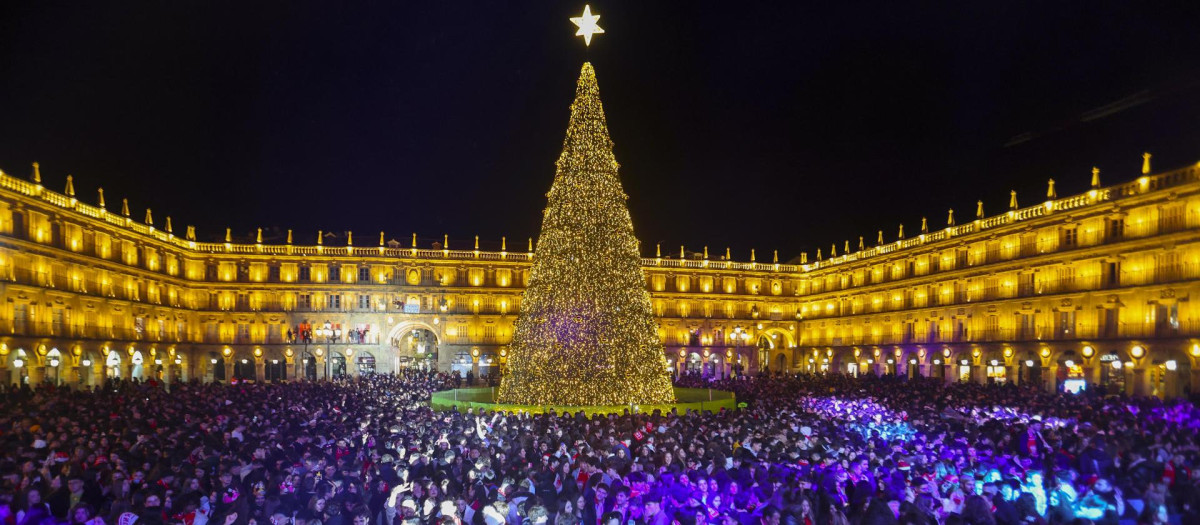 Miles de personas disfrutan en la noche de este jueves del Fin de Año Universitario en la Plaza Mayor de Salamanca