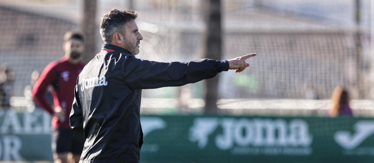 Iván Ania, durante un entrenamiento esta semana
