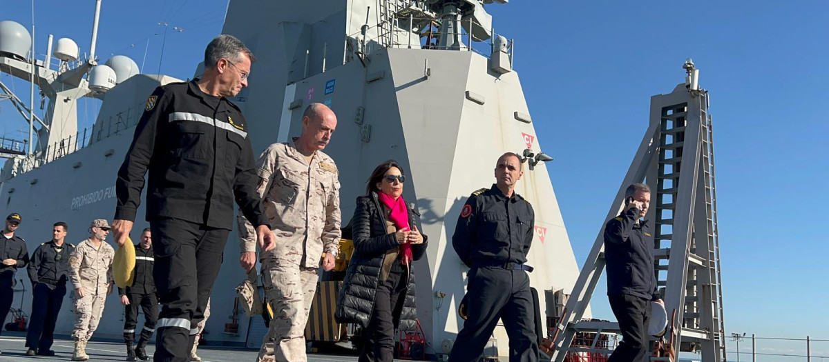 La ministra de Defensa, Margarita Robles, ha visitado este viernes el buque de la Armada Juan Carlos I en el puerto de Valencia