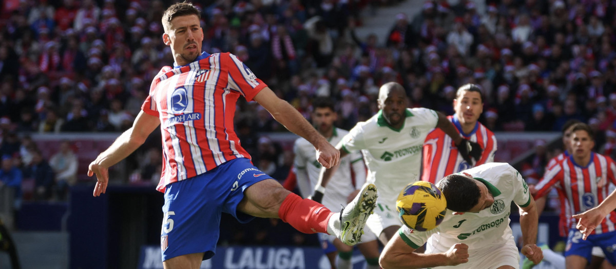Lenglet disputa un balón con Domingos Duarte