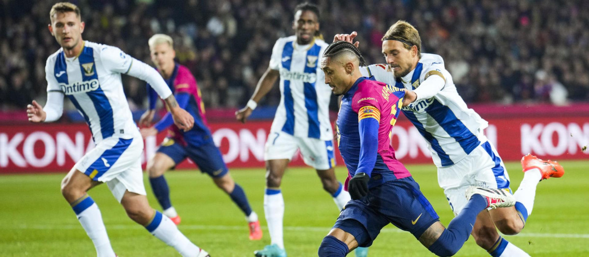 Raphinha intenta avanzar con el balón ante la atenta mirada de los jugadores del Leganés