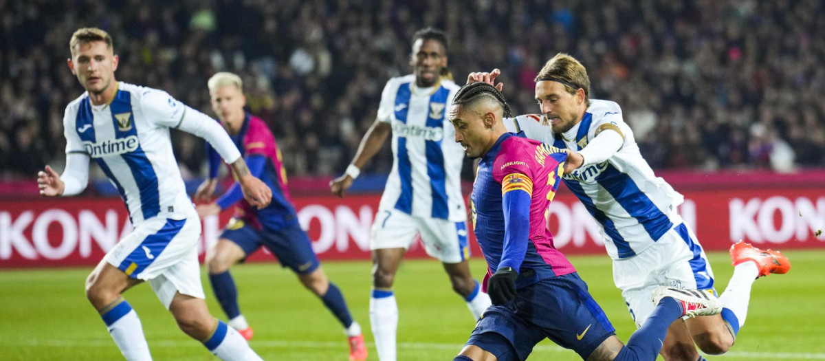 Raphinha intenta avanzar con el balón ante la atenta mirada de los jugadores del Leganés