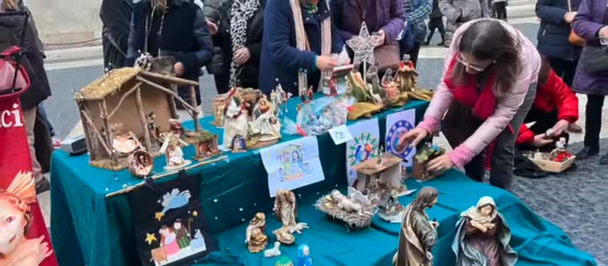 Algunos de los belenes colocados este domingo frente al Ayuntamiento de Barcelona
