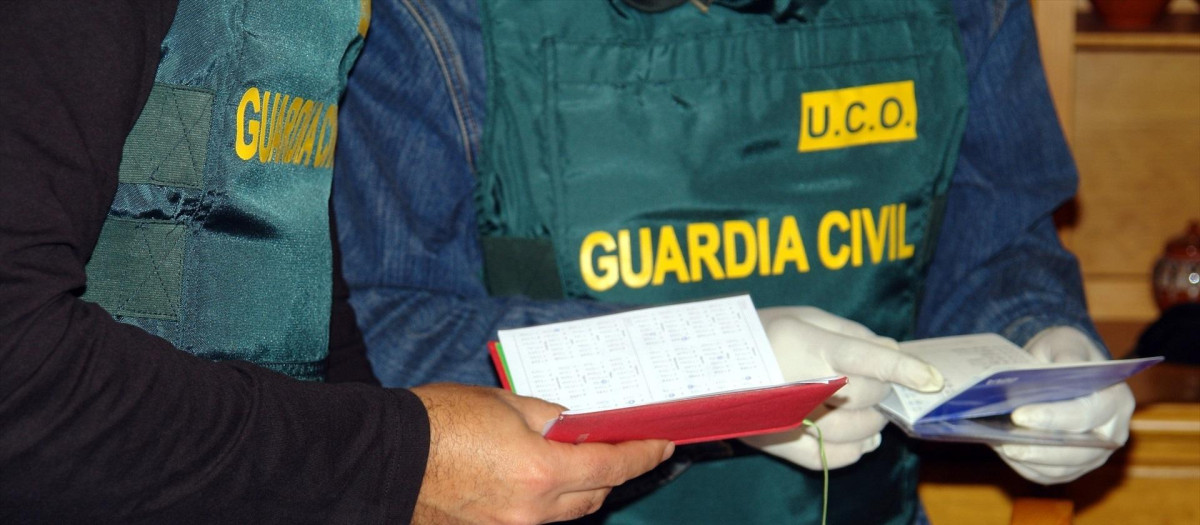 agentes de la UCO en una foto de archivo