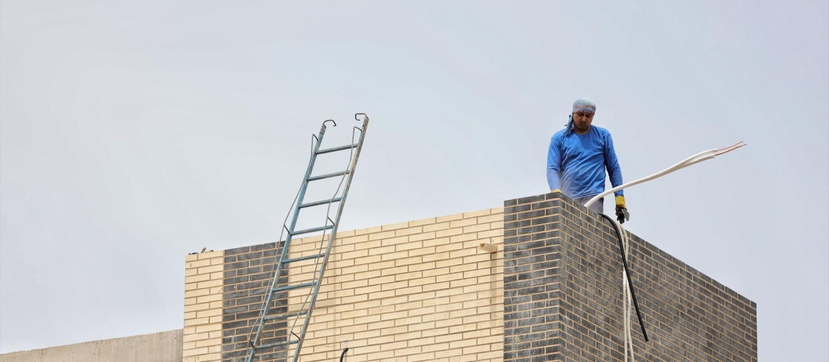 Un operario trabaja en la construcción.