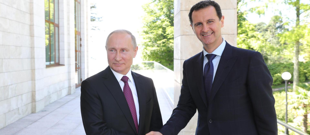 El presidente ruso, Vladimir Putin, estrecha la mano con el presidente de Siria, Bashar al Asad