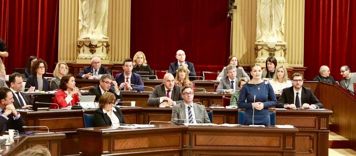 La presidenta del Govern, Marga Prohens, en el Pleno del pasado martes del Parlament