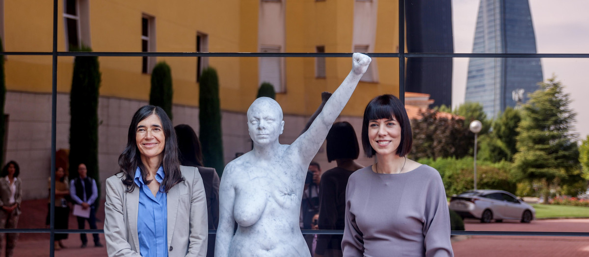 La ministra Diana Morant junto a María Blasco, directora del CNIO