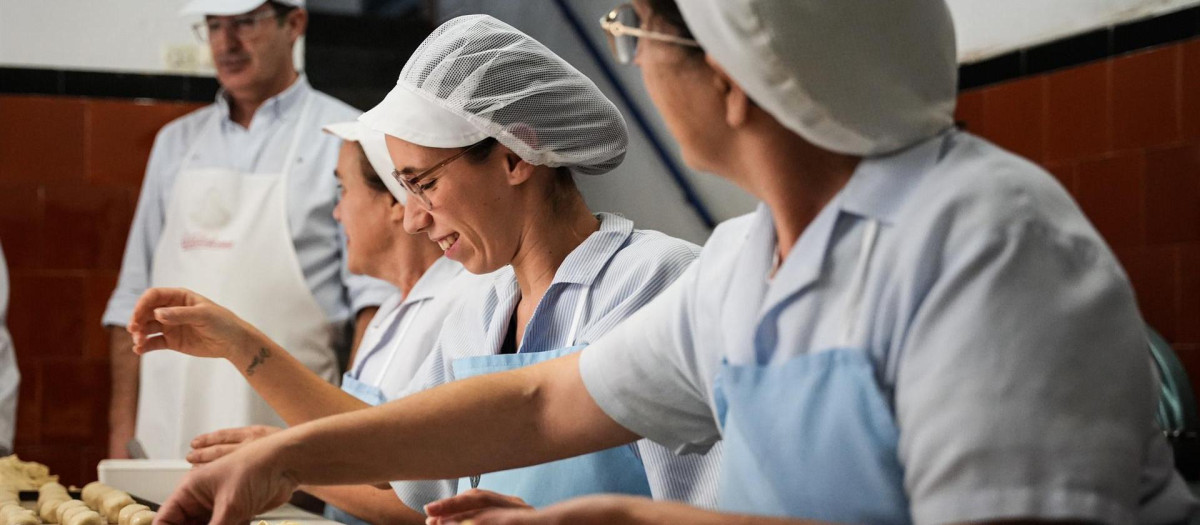 Trabajadoras haciendo mantecados en Estepa (Sevilla)