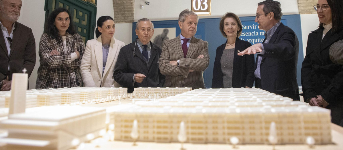 Salvador Fuentes, entre Francisco Daroca y Matilde de La-Hoz, en la exposición