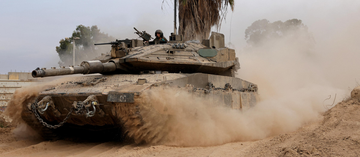 Un tanque israelí se desplaza cerca de la frontera con Gaza