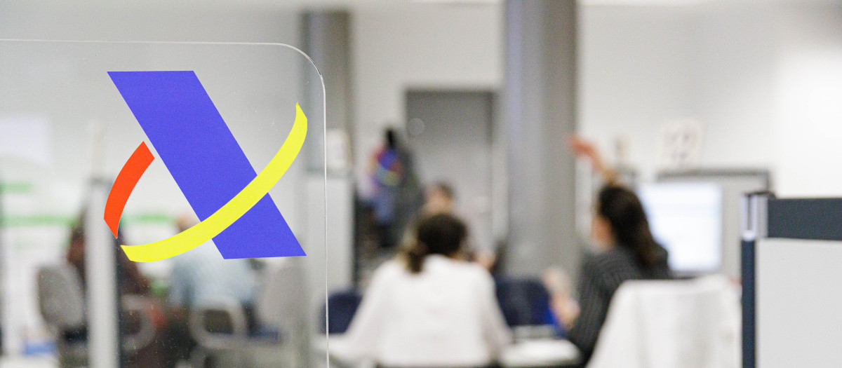 Varias personas son atendidas en la Agencia Tributaria para presentar la declaración de la renta