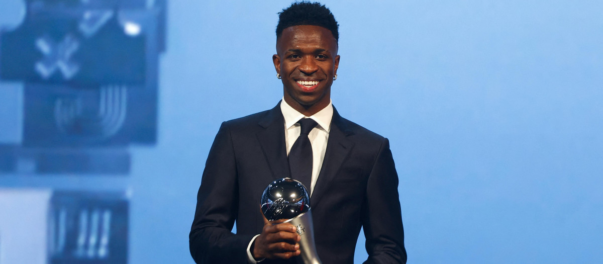 Vinicius Junior posa con el premio The Best a mejor jugador del 2024