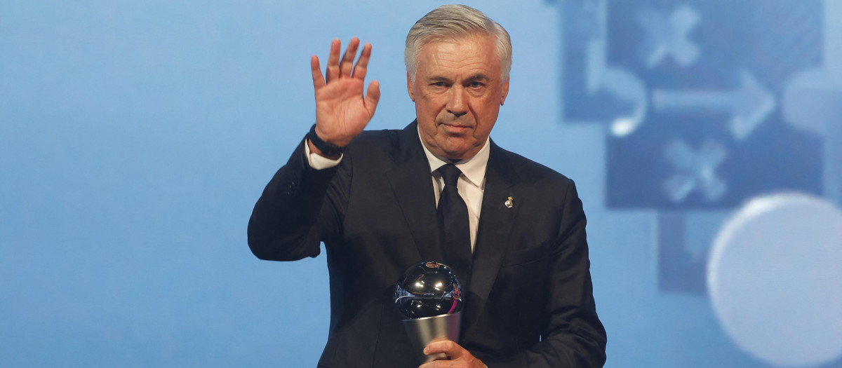 Carlo Ancelotti, con el premio al mejor entrenador del año 2024